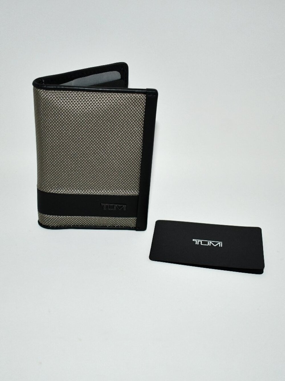 Tumi Multi Window Card Case in Grey Alloy #135626-A872 NWT